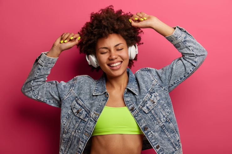 When I hear the music it makes me dance