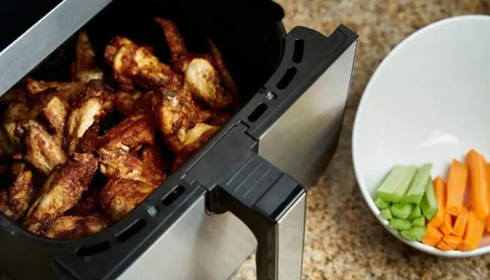 Crispy air-fried chicken wings with a delicious glaze Crispy air-fried chicken wings with a delicious glaze